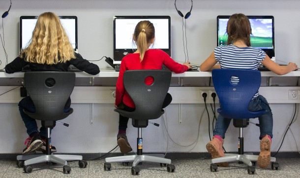 Ein noch zu seltenes Bild an deutschen Schulen: Schülerinnen lernen am Computer.