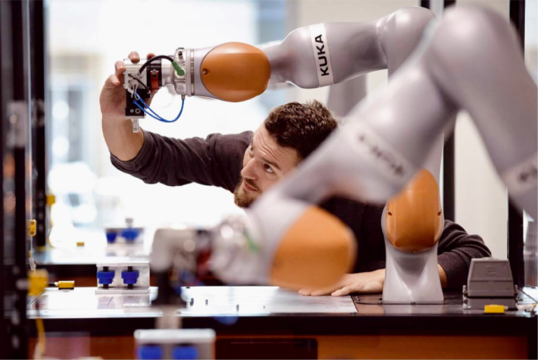 Techniker mit Roboterarm