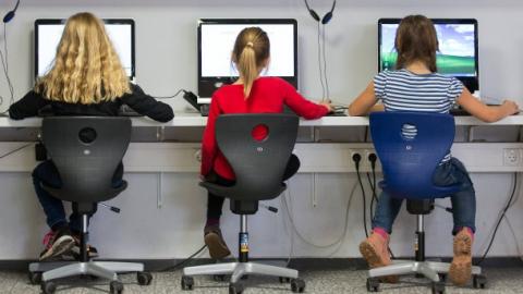 Ein noch zu seltenes Bild an deutschen Schulen: Schülerinnen lernen am Computer.