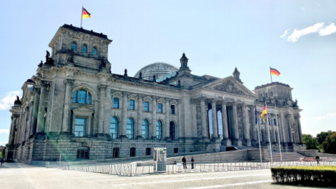 Reichstag bei schönstem Sonnenschein
