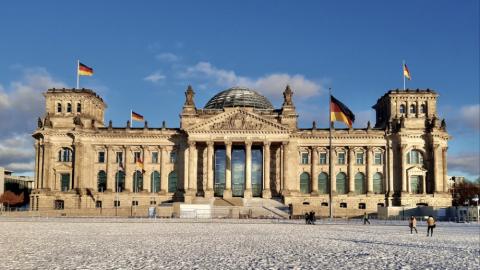 Reichstag unter der Februar-Sonne