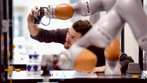 Techniker mit Roboterarm