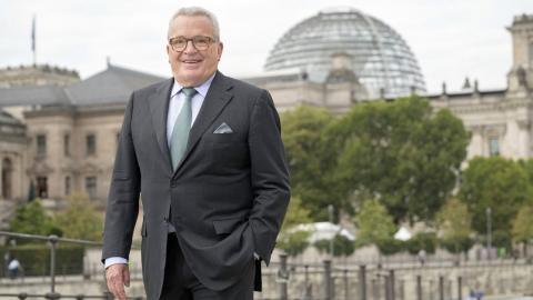 Thomas Sattelberger vorm Bundestag